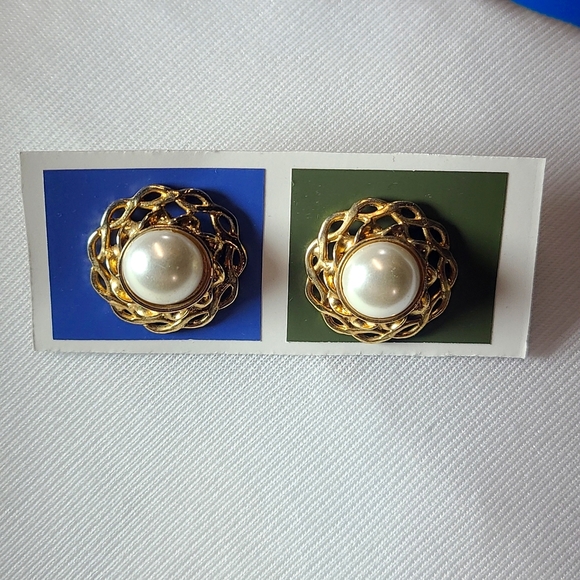 Vintage Jewelry - Vintage Gold-toned faux pearl earrings